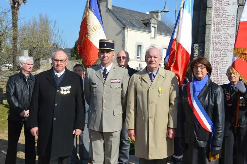 de gauche à droite: Gildas Burban, président de la FNACA, le Lieutenant colonel, Jean Le Viavant, Mme le maire et Michel Ballier, Président de la 1202 section des médailles militaire d'Elven.