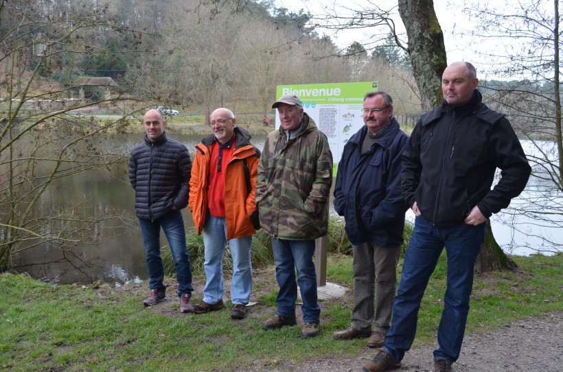 De gauche à droite : Nicolas Gicquel, directeur de Rochefort en Terre Tourisme, François Ganzitti, Jean-Pierre Rigot, Marcel Lesourd, membres de l’AAPPMA de Questembert et Yvon Le Clainche, de la Fédération de pêche du Morbihan.