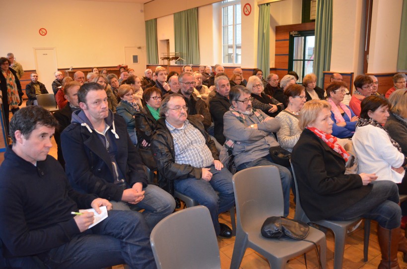 Près de 70 personnes dans la salle, mais pour une bonne partie des supporters de l'un des camps