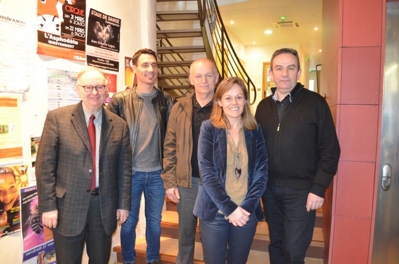 De gauche à droite : Bruno Gicquello, maire de Malestroit, Yannis Le Brun, maire-adoint à la culture, Christian Le Gal, Magali Colineaux du Pass'temps, Jean-François Guihard