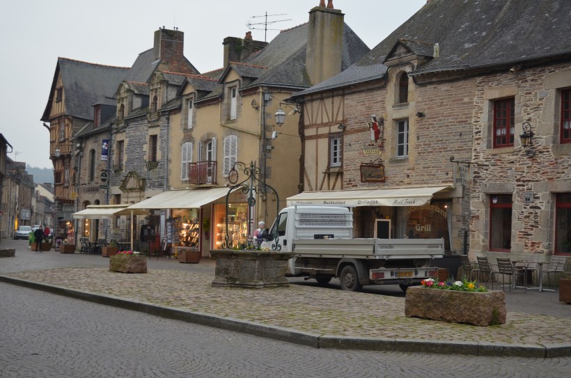 10 h 20. Les commerçants allument les lumières,