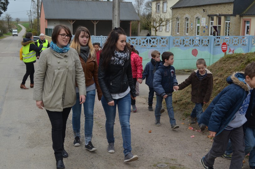 Les trois lycéennes de Jean Queinnec avec les enfants