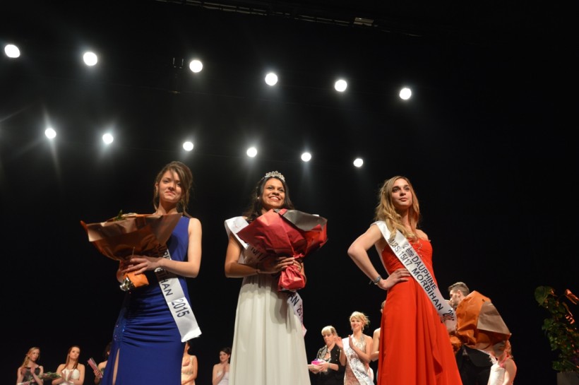 A gauche la première dauphine, Louisa Leblanc-Chauvin, de Bignan, 15 ans, Sandy Chauvin, et Lou Portet 16 ans de Riantec