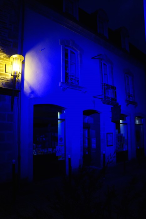 Le Pass'temps éclairé en bleu