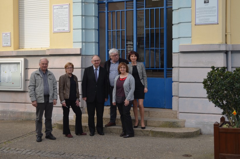 Les représentants des Marchés de la Nature reçus à la mairie de Malestroit par le maire, Bruno Gicquello (au centre) et Catherine Le Lièvre (à droite)