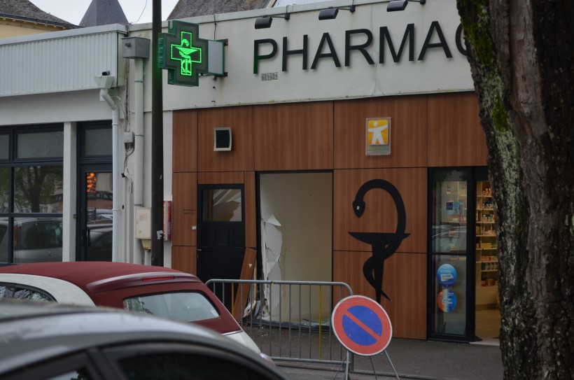 Ce matin, les débris de verre jonchaient le sol