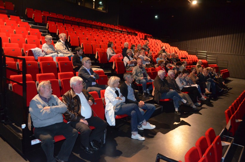 Une salle clairsemée