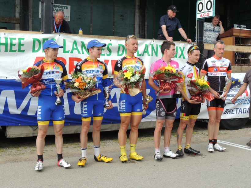 De gauche à droite :  point chaud  Patrice DENIS  US La Gacilly - 1er junior Aurélien CHEVAL  US La Gacilly - 3ème place Thomas WASZKIEWICZ  US La Gacilly - 2ème Yoann FANEN  AC Pays de Baud - 1er Kévin GAUDIN  US Guérande Cyclisme - 1er de l’AC Questembert Anthony COCAUD    