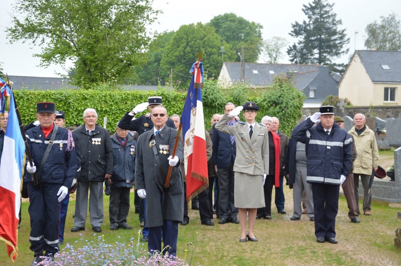 Parmi les militaire, cette jeune femme, nouvellement installée à Questembert, le capitaine Guéméné, chef de cabinet du Général commandant l'école militaire de ST Cyr Coëtquidan