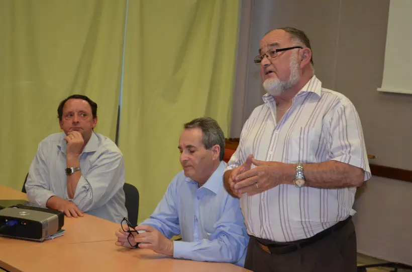 De droite à gauche : Michel Guégan, Maxime Batard, Robert Baudet (archive), lors d'une réunion d'information sur le crématorium.
