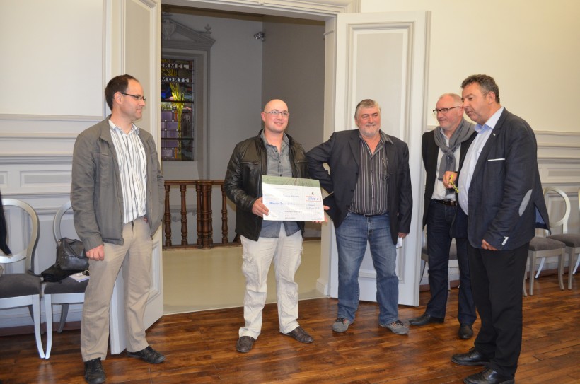 La remise du chèque à Yoann Guiboux
