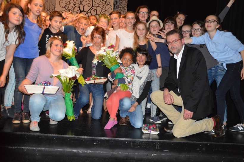 A la fin du spectacle, Elsa Burnel, Saozig Hamelin et Anna Roncière ont reçu des fleurs sur la scène parmi les élèves avec Hervé Le Vargueresse  