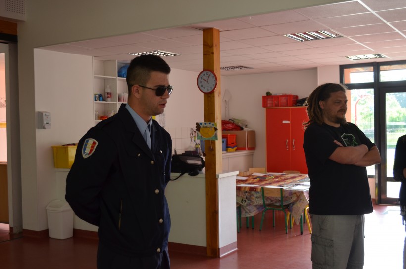 L'inspecteur Hervé Dumont demande l'aide des enfants pour retrouver le voleur de bonbons