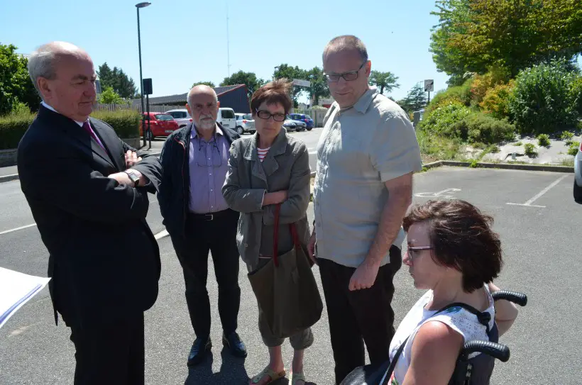 A son arrivée à Josselin, Pierrick Massiot, président de la Région (à gauche) est interpellé par des parents accompagnés de Béatrice Le Marre (à droite)
