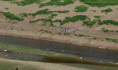 Tout au fond de la vallée, des randonneurs imprudents