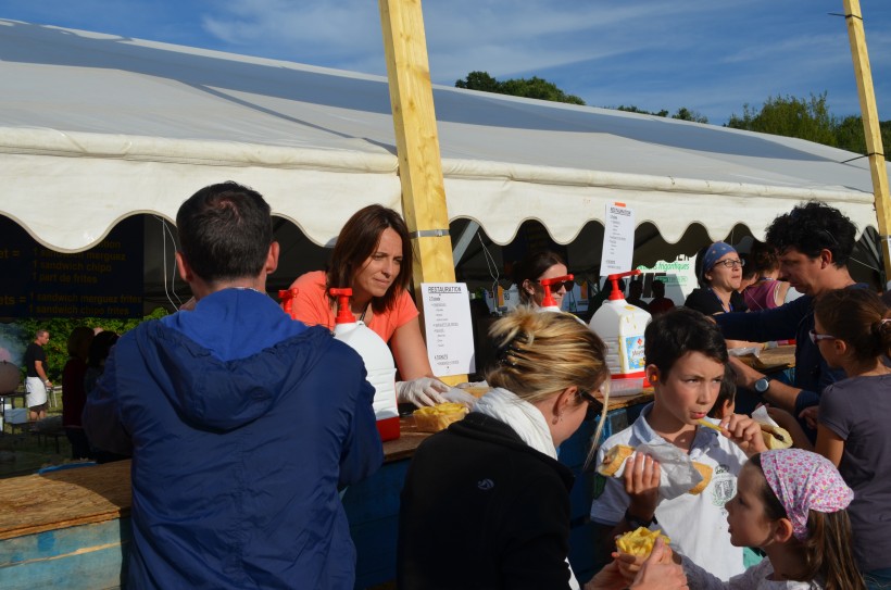 C'est une tradition ancrée depuis des années les membres de l'USSAC et de Bohal se retrouvent tous les ans au stant restauration. Même Madame le maire met la main à la pâte