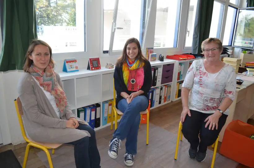 Cette année, l'école accueille une nouvelle enseignante, Isabelle Eveno, au centre entre Cécile Vaillant (à gauche) et Yvette qui testent les nouvelles chaises des classes élémentaires