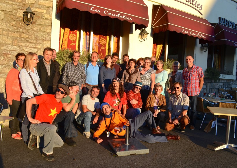 Les artistes, les hébergeurs et les représentants de la municipalité avant leur repas en commun aux Caudalies