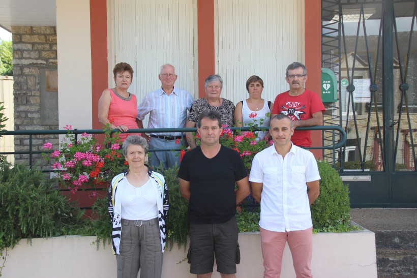 De gauche à droite (en haut) Marie-Claude Costa Ribeiro Gomes, maire, André Dumaire, adjoint, les membres d'associations et devant au centre Sébastien Guého, conseiller délégué à la vie associative.