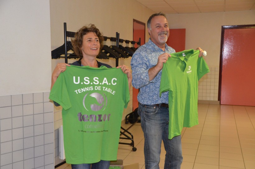 Florence Prunet, présidente de l'USSAC tennis de table (à gauche) et Jean-Luc Goascoz, nouveau sponsor du club