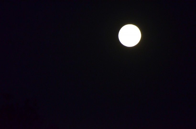 La lune ce soir, brille de tous ses feux