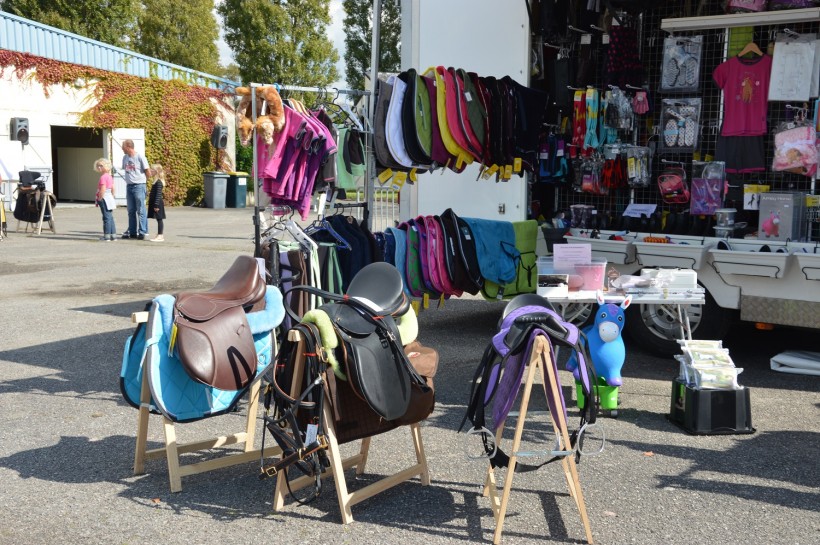 La sellerie Caval'Univers présente àl'hippodrome