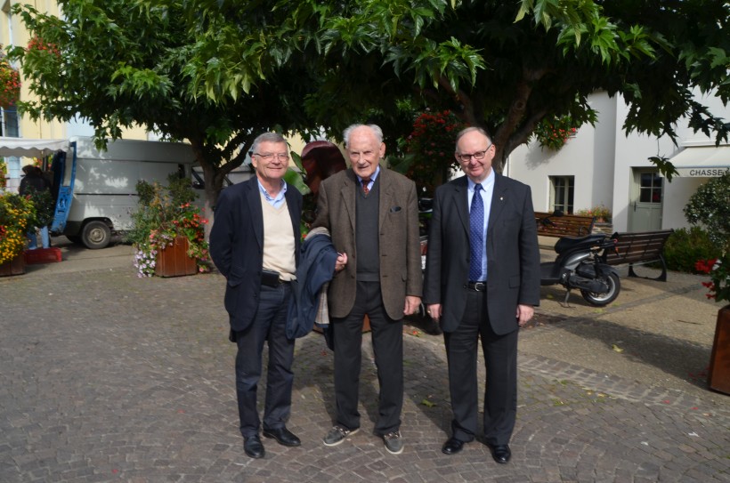 Ce samedi matin, à Malestroit,  Jean-François  Le Quernec (à gauche), le comte Jean de Malestroit de Bruc et Bruno Gicquello