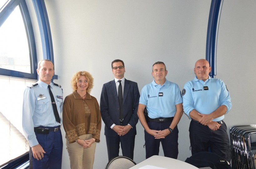 De gauche à droite : Le chef d’escadron Jean-Paul Bareigts, Estella Beaupuy, principale du collège, Romain Delmont, le lieutenant Laurent Dorval et l’adjudant Laurent Boutry. 