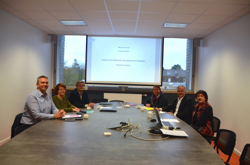 Réunion de travail à la mairie de Questembert. De gauche à droite : Yann Yhuel (Monteneuf), Claudine Corpart (Hennebont), Philippe Moulinas (Questembert), Pierrick Lelièvre (La Chapelle Gaceline), André Hartereau (v-p Lorient agglo), marie-Annick Martin (Questembert