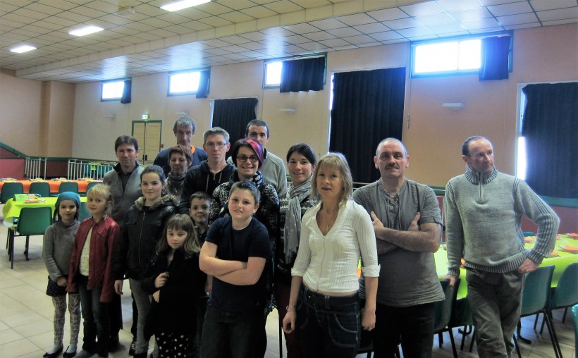 Dans l'après-midi, à la salle Bonsergent, un groupe de parents d'élèves et professeurs des écoles (à gauche, Pascal Belz et Philippe Seigneur) dresse les tables.