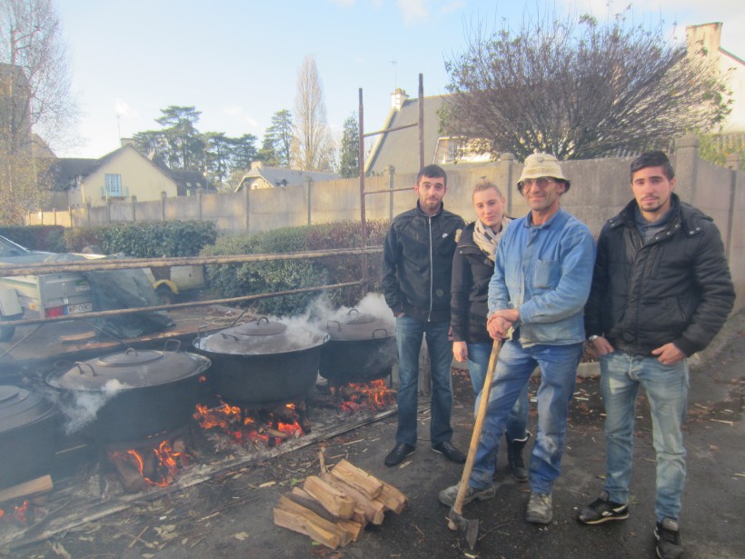 Cuisson de la poule, au feu de bois, pendant pas moins de 6 heures !