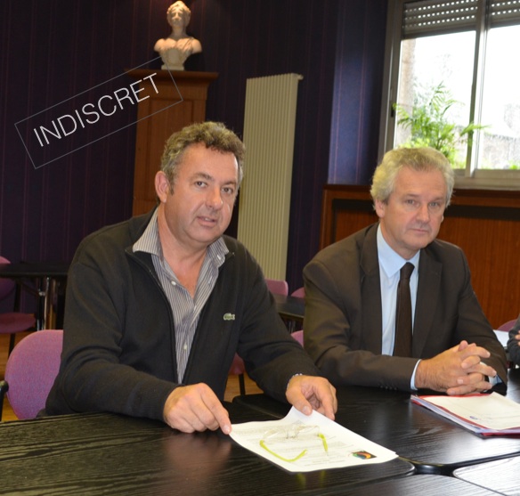 Patrick Le Diffon (à gauche) et Jean-Luc Bléher (à droite) en marge d'une réunion du Pays de Ploërmel en octobre 2014