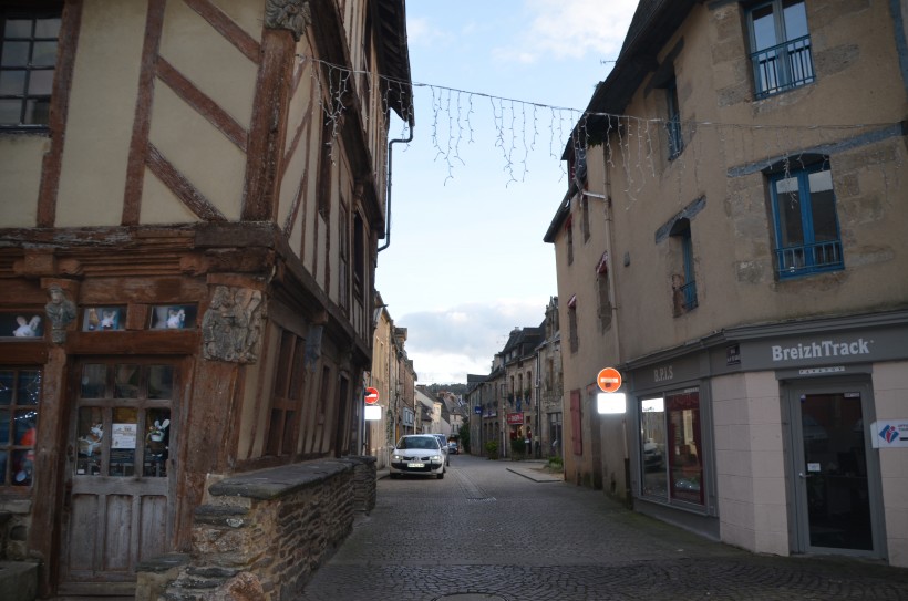 Au détour des ruelles médiévales de malestroit se cachent des objets insolites chez les commerçants