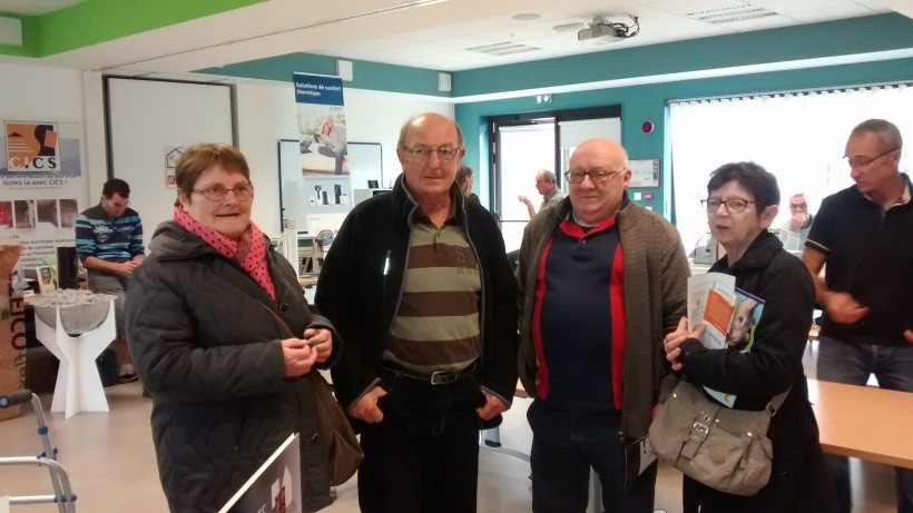 A gauche, un couple de Ruffiac, bien avancé dans les démarches : Sylvie Jarnegon, de Soliha, est déjà passée évaluer les travaux nécessaires à une adaptation de salle de bains. A droite, ces Roxédois sont, eux, venus se renseigner pour lancer le processus en vue de travaux d'isolation.