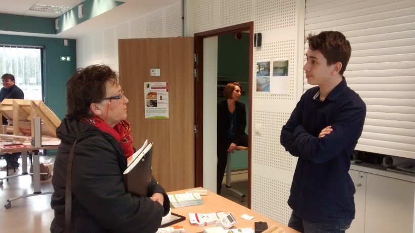 Mme Mullins et Bastien Legavre, conseiller Info-énergie.
