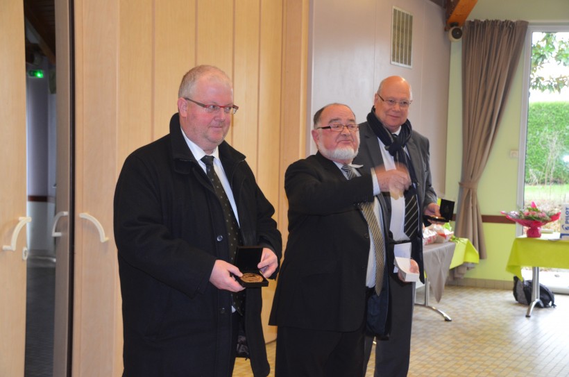 Michel Guégan (au centre) aux cotés des maires du roc-Saint-André (à gauche) et de Quily (à droite)