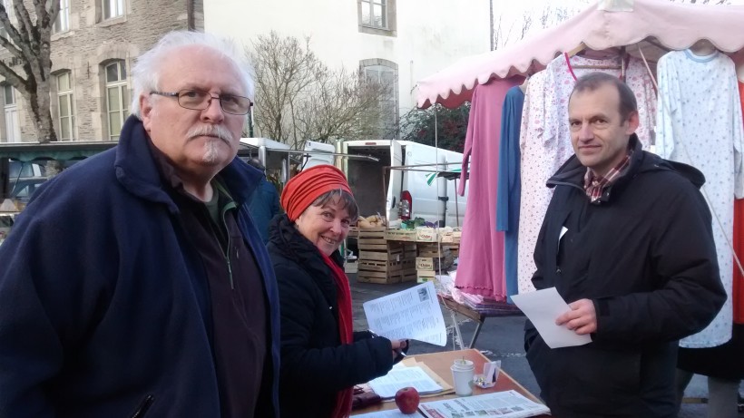 Au marché de Ploërmel,  le vendredi matin, Jean-Christophe Sarrot renseigne les habitants.