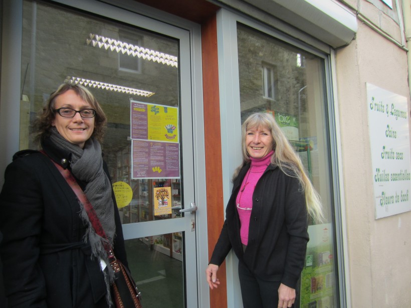 Nathalie Guillemot et Pascale Orlat devant Diététic nature, rue des Herses, où l'on peut adhérer et changer des euros en galais.