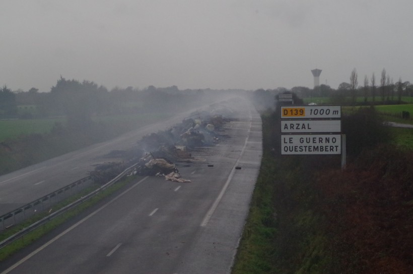 Voici une photo rpise samedi en fin d'après-midi à Arzal, l'un des principaux points de blocage de la semaine dernière