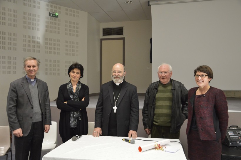 De gauche à droite, Gilles Kerhuel, vicaire épiscopal, Sabina Libre, animatrice pastorale, Mgr Centène, le Père Boudard curé de la paroisse de Questembert, et Catherine Nicolas, directrice du collège Saint-Joseph de La salle.