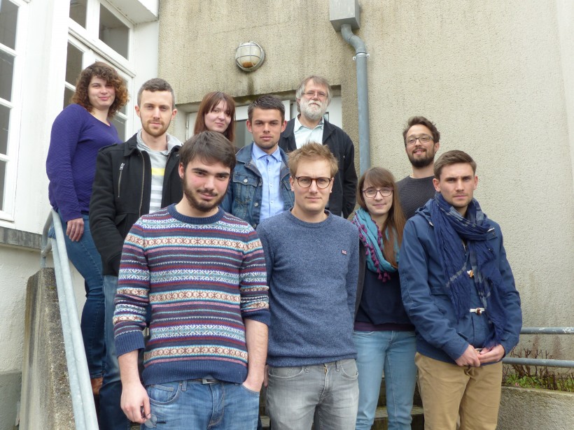 Vendredi midi, les huit jeunes gens en formation civisme et citoyenneté peaufinaient leur interview du sénateur Joël Labbé, avec Mathieu Perret et Christian Le Moigne (les deux barbus à lunettes, à droite sur la photo). Et le tract montait !