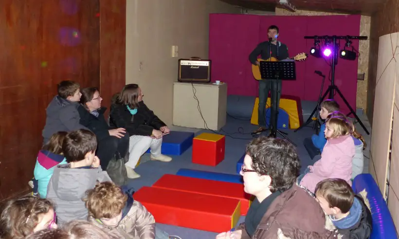 A la guitare, Kevin Monterrin a interprété des chansons de sa composition, reprises en chœur par les enfants.