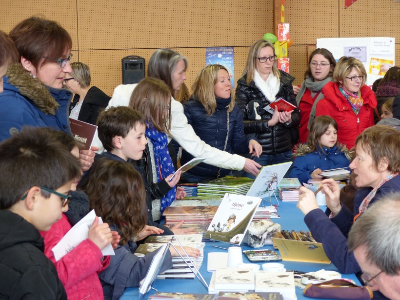 Christelle Le Guen (à droite) était hier à l'école Saint-Joseph de Saint-Congard. Illustratrice et auteure, elle présente une série d'albums sur les personnages du cycle arthurien ainsi qu'un livre en français contenant un CD en gallo (dit par le comédien Anthony Sérazin) : "Ujène".