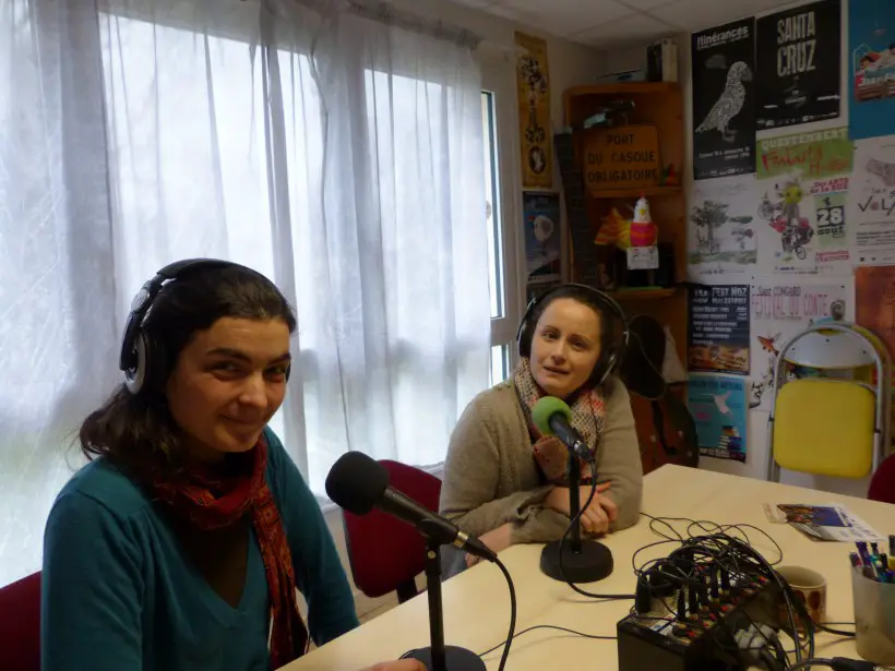 Nanon Pelhate, animatrice gallésante, et Jessica Quirin, directrice, dans le studio principal de Plum FM à Sérent.