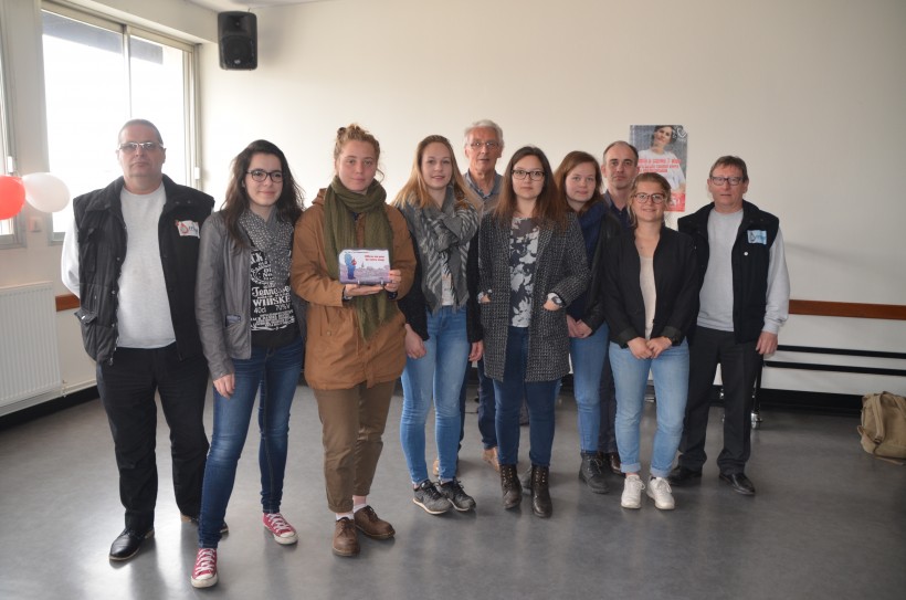 Un groupe de Lycéennes de La Menais, a reçu un trophée pour l'organisation d'une collecte dans leur établissement.