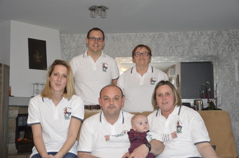 La famille Gombaud : Assis, Delphine et Sébastien avec leur petit Nathan 4 mois, à gauche Hélène, et Mickaël son compagnon debout à côté de Nadine la maman.