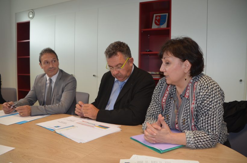 De gauche à droite, Thierry Terret, Recteur d'Académie, Patrick Le Diffon, maire de Ploermel et Isabelle Pelelrin, vice-présidente de la Région