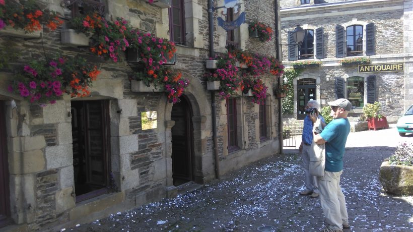 Dès aujourd'hui, les visiteurs immortalisaient la plaque du village préféré des français