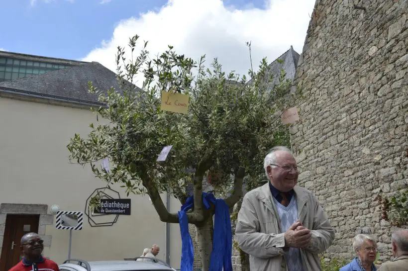 Le pere Jo Boudard vient de recevoir un olivier a planter dans sa maison familiale qu'il rejoindra en septembre