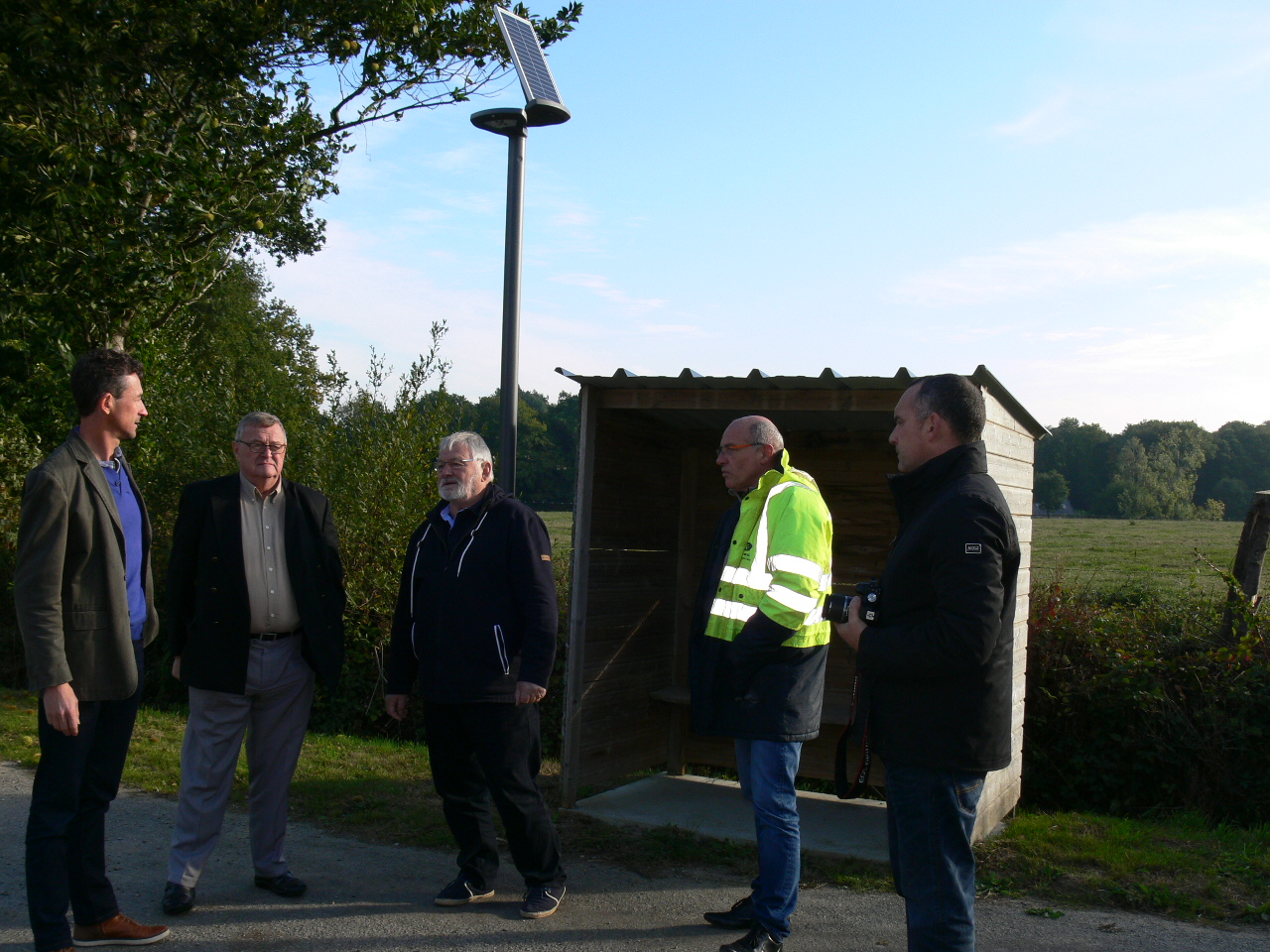 Questembert. Borne de recharge électrique et mâts solaires Les Infos